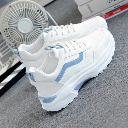 Zaina trendy platform sneakers met dikke zool, ademend canvas bovenwerk en vetersluiting voor een comfortabele en stijlvolle look. Perfect voor casual outfits, dagelijkse avonturen en lange wandelingen. De stevige plateauzool voegt hoogte en een modieuze touch toe. Verkrijgbaar in blauw, roze, zwart en wit, maten 34-39. Combineer fashion en comfort moeiteloos. Upgrade je schoenencollectie met Zaina en loop zelfverzekerd elke dag tegemoet. Bestel nu!