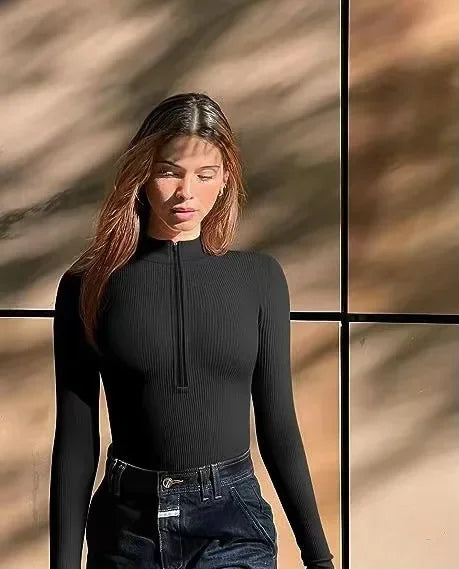 Yvonne bodysuit voor dames biedt een perfecte pasvorm en accentueert je figuur met een gladgestreken zandloper silhouet. Gemaakt van ademende, zachte stretchstof voor optimaal comfort, ideaal voor koudere dagen dankzij de lange mouwen. Draag Yvonne onder elke outfit voor een gestroomlijnde look. True-to-size maatvoering zorgt ervoor dat je er op je best uitziet en voelt. Perfecte combinatie van stijl, comfort en veelzijdigheid voor dagelijks gebruik en speciale gelegenheden.