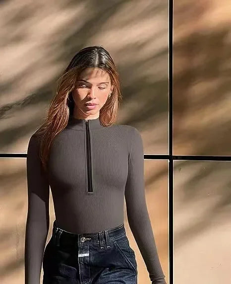 Yvonne bodysuit voor dames biedt een perfecte pasvorm en accentueert je figuur met een gladgestreken zandloper silhouet. Gemaakt van ademende, zachte stretchstof voor optimaal comfort, ideaal voor koudere dagen dankzij de lange mouwen. Draag Yvonne onder elke outfit voor een gestroomlijnde look. True-to-size maatvoering zorgt ervoor dat je er op je best uitziet en voelt. Perfecte combinatie van stijl, comfort en veelzijdigheid voor dagelijks gebruik en speciale gelegenheden.