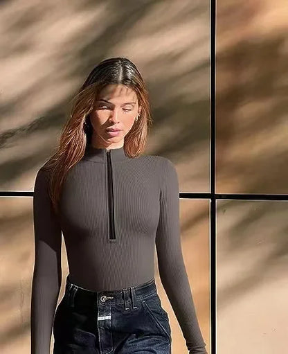 Yvonne bodysuit voor dames biedt een perfecte pasvorm en accentueert je figuur met een gladgestreken zandloper silhouet. Gemaakt van ademende, zachte stretchstof voor optimaal comfort, ideaal voor koudere dagen dankzij de lange mouwen. Draag Yvonne onder elke outfit voor een gestroomlijnde look. True-to-size maatvoering zorgt ervoor dat je er op je best uitziet en voelt. Perfecte combinatie van stijl, comfort en veelzijdigheid voor dagelijks gebruik en speciale gelegenheden.