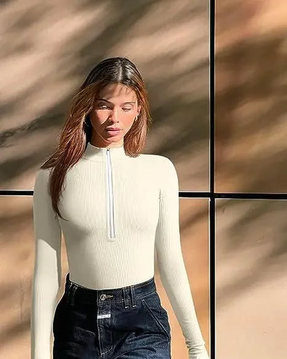 Yvonne bodysuit voor dames biedt een perfecte pasvorm en accentueert je figuur met een gladgestreken zandloper silhouet. Gemaakt van ademende, zachte stretchstof voor optimaal comfort, ideaal voor koudere dagen dankzij de lange mouwen. Draag Yvonne onder elke outfit voor een gestroomlijnde look. True-to-size maatvoering zorgt ervoor dat je er op je best uitziet en voelt. Perfecte combinatie van stijl, comfort en veelzijdigheid voor dagelijks gebruik en speciale gelegenheden.