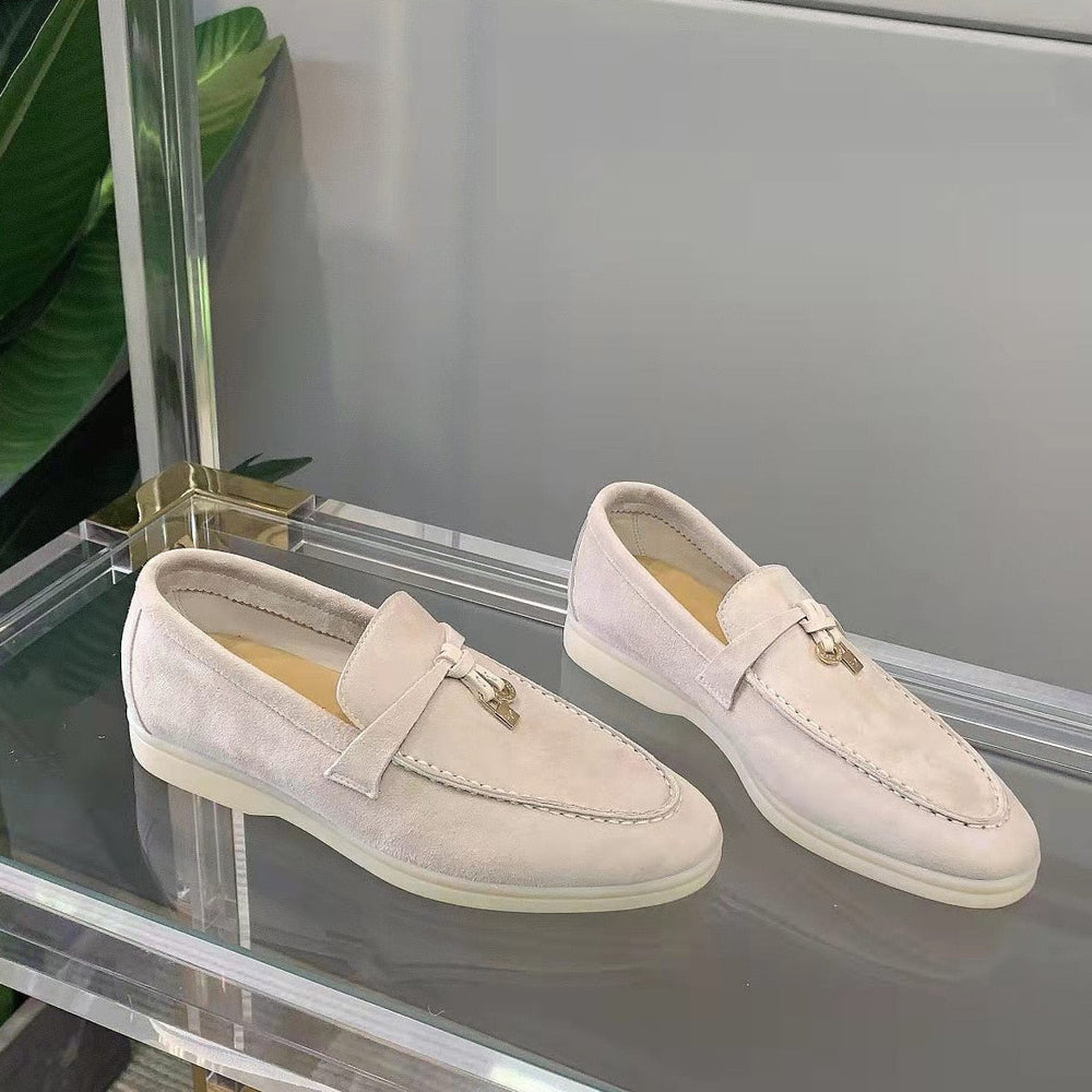 Selin suede loafers – tijdloze en elegante schoenen met een luxueuze suede afwerking en een comfortabele pasvorm. Perfect voor zowel formele als casual gelegenheden. Gemaakt van hoogwaardig materiaal voor duurzaamheid en stijl. Verkrijgbaar in zwart, beige en abrikoos, in maten 35-43. Bestel nu en ervaar de perfecte combinatie van verfijning en comfort!