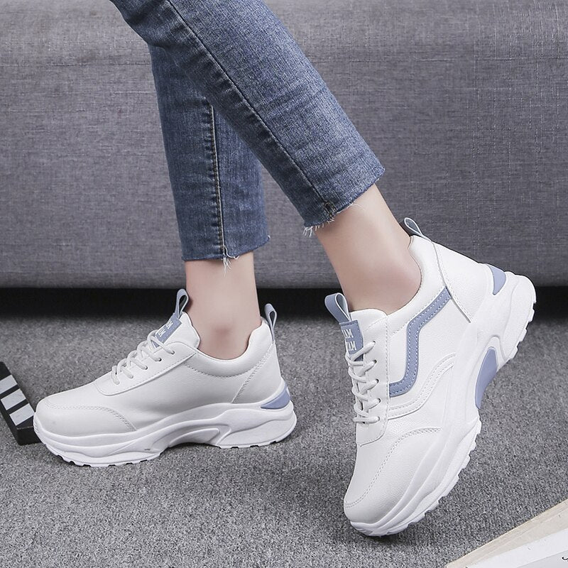 Zaina trendy platform sneakers met dikke zool, ademend canvas bovenwerk en vetersluiting voor een comfortabele en stijlvolle look. Perfect voor casual outfits, dagelijkse avonturen en lange wandelingen. De stevige plateauzool voegt hoogte en een modieuze touch toe. Verkrijgbaar in blauw, roze, zwart en wit, maten 34-39. Combineer fashion en comfort moeiteloos. Upgrade je schoenencollectie met Zaina en loop zelfverzekerd elke dag tegemoet. Bestel nu!