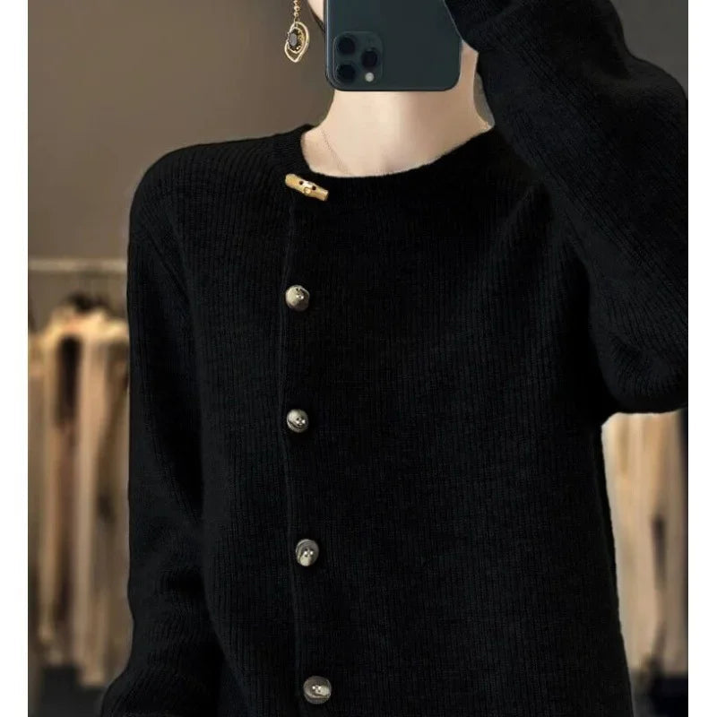 Genovq cardigan met klassiek button-down ontwerp – een elegante en veelzijdige must-have. Met een ontspannen pasvorm en beschikbaar in crème, zwart en grijs biedt deze cardigan comfort en verfijning voor casual dagen, werksettings of gezellige avonden. Perfect voor laagjes zonder bulk toe te voegen. Combineer eenvoudig met jeans, rokken of jurken. Verkrijgbaar in one size. Voeg tijdloze stijl en warmte toe aan je garderobe met de Genovq. Bestel nu!