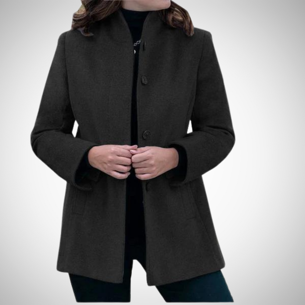 Carissa Winterjas - Elegante wollen jas met staande kraag, praktische zakken en knoopsluiting, perfect voor koude dagen. Biedt stijlvolle warmte met duurzame polyester en is verkrijgbaar in blauw, khaki, lichtblauw, bruin, wit en zwart. Verkrijgbaar in maten XS-2XL. Combineer klassieke elegantie met winterse functionaliteit. Bestel nu de Carissa jas en blijf warm in stijl!