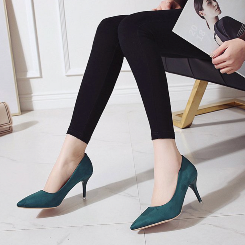 Rika pumps – upgrade je look met deze klassieke pumps die tijdloze elegantie en modern comfort combineren. De spitse neus en comfortabele middenhak zorgen voor een flatterende pasvorm voor elke gelegenheid, van kantoor tot avondje uit. Verkrijgbaar in Khaki, Zwart, Rood, Roze, Groen en Panter (maten 35-44). Bestel nu en ervaar verfijnde stijl en langdurig draagcomfort!