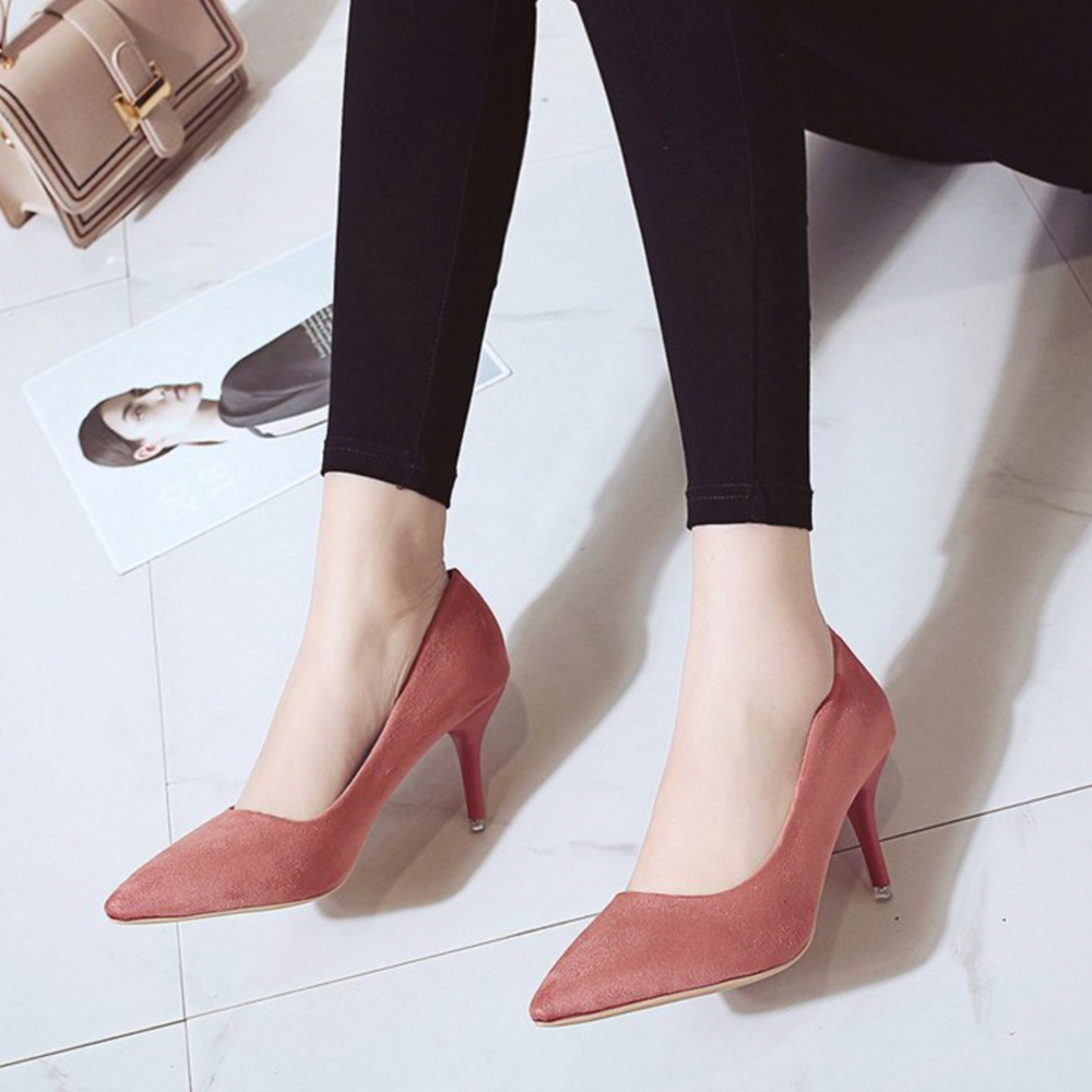 Rika pumps – upgrade je look met deze klassieke pumps die tijdloze elegantie en modern comfort combineren. De spitse neus en comfortabele middenhak zorgen voor een flatterende pasvorm voor elke gelegenheid, van kantoor tot avondje uit. Verkrijgbaar in Khaki, Zwart, Rood, Roze, Groen en Panter (maten 35-44). Bestel nu en ervaar verfijnde stijl en langdurig draagcomfort!