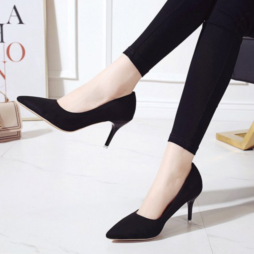 Rika pumps – upgrade je look met deze klassieke pumps die tijdloze elegantie en modern comfort combineren. De spitse neus en comfortabele middenhak zorgen voor een flatterende pasvorm voor elke gelegenheid, van kantoor tot avondje uit. Verkrijgbaar in Khaki, Zwart, Rood, Roze, Groen en Panter (maten 35-44). Bestel nu en ervaar verfijnde stijl en langdurig draagcomfort!