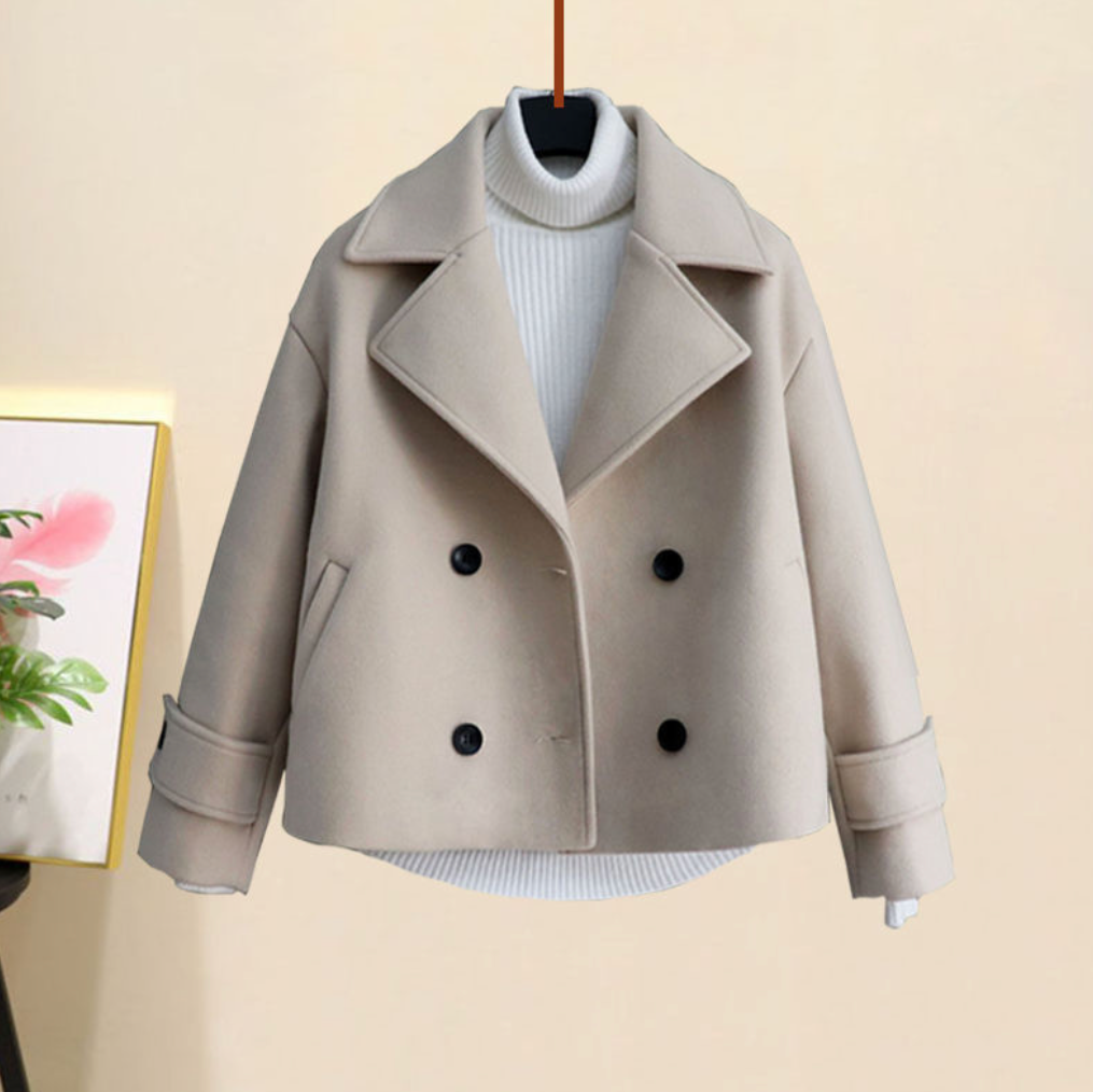 Aranka Jacket voor dames combineert stijl en comfort met een korte, losse pasvorm en brede revers. Voorzien van twee grote zijzakken en een dubbele knoopsluiting voor een verfijnde look. Ideaal voor zowel casual als formele gelegenheden. Gemaakt van duurzaam 100% polyester voor langdurig draagcomfort. De chique mouwdetails en veelzijdige uitstraling maken het de perfecte toevoeging aan elke garderobe. Draag de Yvonne Jacket moeiteloos bij elke outfit.