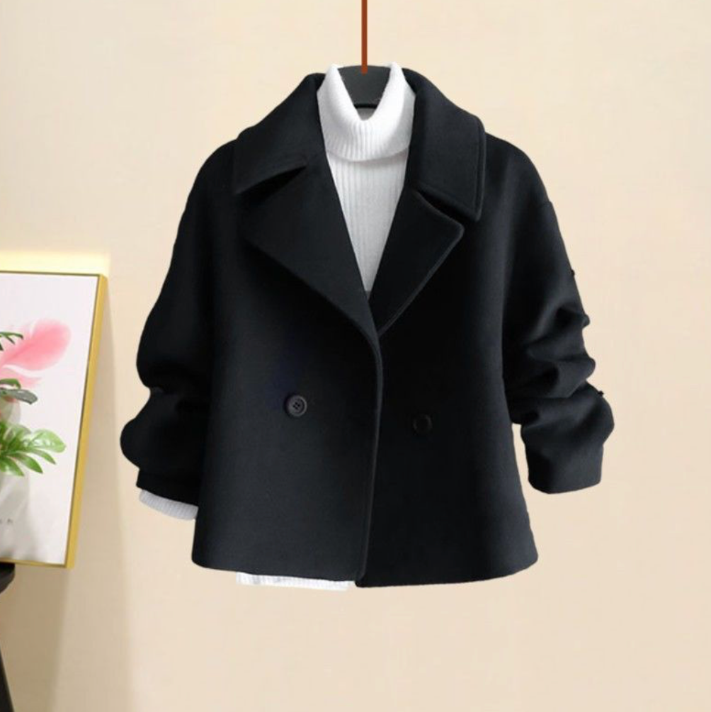 Aranka Jacket voor dames combineert stijl en comfort met een korte, losse pasvorm en brede revers. Voorzien van twee grote zijzakken en een dubbele knoopsluiting voor een verfijnde look. Ideaal voor zowel casual als formele gelegenheden. Gemaakt van duurzaam 100% polyester voor langdurig draagcomfort. De chique mouwdetails en veelzijdige uitstraling maken het de perfecte toevoeging aan elke garderobe. Draag de Yvonne Jacket moeiteloos bij elke outfit.