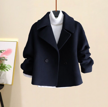 Aranka Jacket voor dames combineert stijl en comfort met een korte, losse pasvorm en brede revers. Voorzien van twee grote zijzakken en een dubbele knoopsluiting voor een verfijnde look. Ideaal voor zowel casual als formele gelegenheden. Gemaakt van duurzaam 100% polyester voor langdurig draagcomfort. De chique mouwdetails en veelzijdige uitstraling maken het de perfecte toevoeging aan elke garderobe. Draag de Yvonne Jacket moeiteloos bij elke outfit.