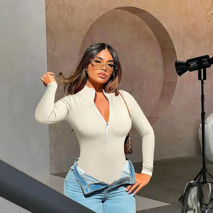 Yvonne bodysuit voor dames biedt een perfecte pasvorm en accentueert je figuur met een gladgestreken zandloper silhouet. Gemaakt van ademende, zachte stretchstof voor optimaal comfort, ideaal voor koudere dagen dankzij de lange mouwen. Draag Yvonne onder elke outfit voor een gestroomlijnde look. True-to-size maatvoering zorgt ervoor dat je er op je best uitziet en voelt. Perfecte combinatie van stijl, comfort en veelzijdigheid voor dagelijks gebruik en speciale gelegenheden.