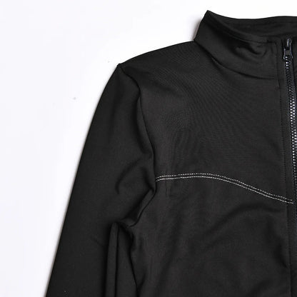 Carmina jumpsuit: elegante bodycon jumpsuit met O-hals, lange mouwen en stijlvolle ritssluiting. Gemaakt van een comfortabele mix van polyester en spandex voor een zachte en rekbare pasvorm. Perfect voor avondgelegenheden en stijlvolle bijeenkomsten. Verkrijgbaar in Zwart, in maten XS t/m 2XL. Combineer moderne elegantie met een sexy silhouet en maak een zelfverzekerde indruk. Bestel nu de Carmina jumpsuit en straal allure en verfijning uit!