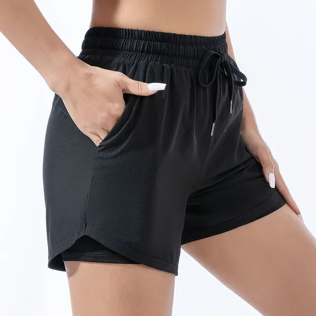 Sude Sportshorts: stijlvolle en comfortabele korte broek met trekkoord, perfect voor trainingen en ontspannen dagen. Gemaakt van ademend polyester en spandex voor ultiem draagcomfort. Elastische tailleband biedt een perfecte pasvorm. Verkrijgbaar in roze, zwart, paars, wit en blauw, maten S-XL. Ideaal voor sportieve activiteiten en casual outfits. Upgrade je sportkledingcollectie met de Sude shorts en geniet van comfort en veelzijdigheid in elke situatie!