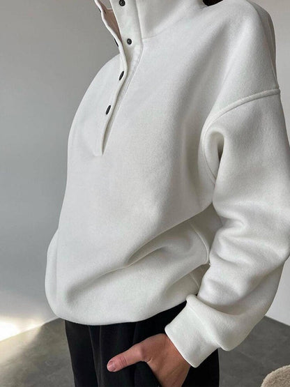 Joukje set – Ervaar gezellige elegantie met deze moderne set, vervaardigd uit hoogwaardige synthetische vezels voor ultieme warmte en comfort. Perfect voor koude dagen en avonden, eenvoudig te reinigen en veelzijdig te combineren. Verkrijgbaar in wit, grijs en abrikoos in de maten S, M, L en XL. Upgrade je garderobe met deze stijlvolle must-have en geniet het hele jaar door van een modieuze, comfortabele uitstraling!