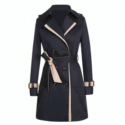Thandi trenchcoat – elegante bescherming voor elk seizoen. Het strikdetail aan de achterkant voegt een vrouwelijke twist toe aan het klassieke windjackontwerp. Gemaakt van lichtgewicht polyester, biedt deze trenchcoat zowel stijl als bescherming tegen de wind. Perfect voor zowel casual als formele outfits. Verkrijgbaar in khaki en zwart (maten S-3XL). Een must-have voor wie mode en functionaliteit waardeert. Bestel nu en ervaar de perfecte balans tussen stijl en comfort!