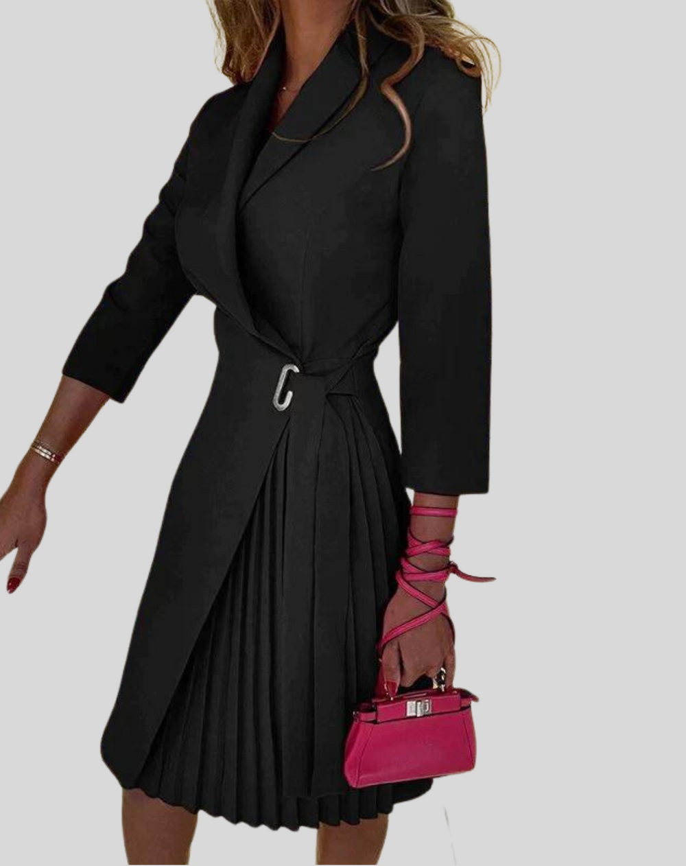 Akini is een elegante knielange blazerjurk met een stijlvolle knoopsluiting en een vrouwelijke plissé rok. Gemaakt van hoogwaardig polyester voor een flatterende pasvorm en ultiem comfort. Perfect voor werk, avondjes uit of formele gelegenheden. Verkrijgbaar in abrikoos, oranje, roze, zwart, stippen en meer, maten S-2XL. Upgrade je garderobe met Akini en straal verfijning en klasse uit. Bestel nu en maak een stijlvolle indruk bij elke gelegenheid!