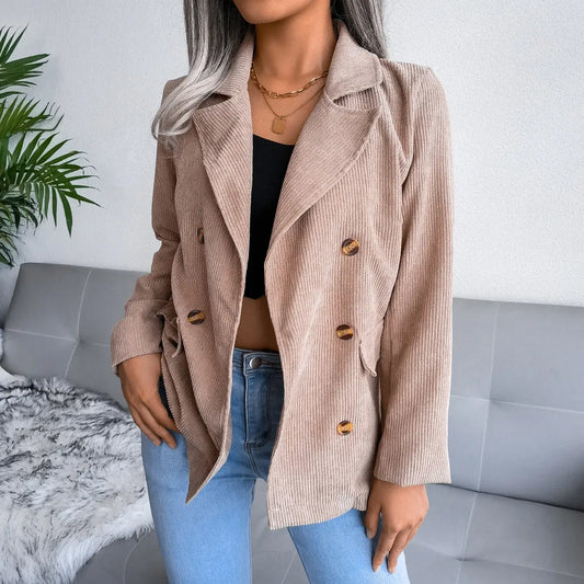 vrouw in stijlvolle corduroy blazer - herfst / winter trend 2025