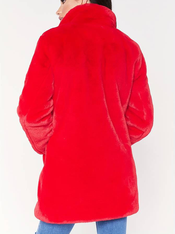 Milena winterjas: stijlvolle jas met fluffy textuur, klassieke knoopsluiting en lange mouwen voor extra warmte. Gemaakt van hoogwaardig polyester voor comfort en duurzaamheid. Perfect voor chique winterdagen en een tijdloze, elegante uitstraling. Verkrijgbaar in Roze en Rood, in maten S t/m 2XL. Combineer warmte en verfijning met de Milena jas, een must-have voor je wintergarderobe. Bestel nu en straal in stijl tijdens koude dagen!