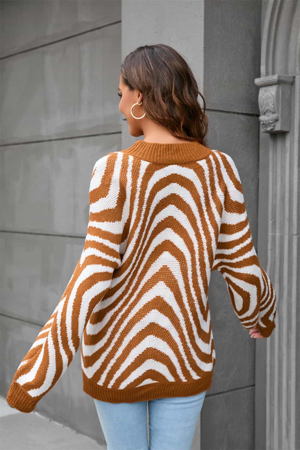 Viola | Trendy Gestreepte Trui met een chique streepdesign in lichtgrijs en karamel. Perfect voor casual uitjes of stijlvolle gelegenheden. Gemaakt van zachte, comfortabele materialen met een relaxte pasvorm. Verkrijgbaar in S-XL en gemakkelijk te combineren voor een moeiteloze look. Voeg deze veelzijdige en modieuze trui toe aan je garderobe. Bestel nu en geniet van comfort en tijdloze stijl!