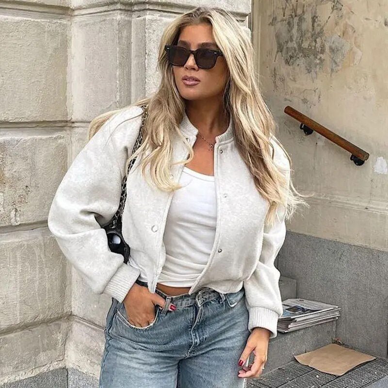 vrouw in effe kleurig cropped basebal jasje 