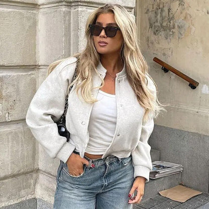 vrouw in effe kleurig cropped basebal jasje 