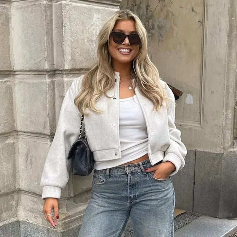 vrouw in effe kleurig cropped basebal jasje 