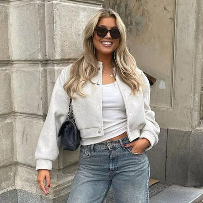 vrouw in effe kleurig cropped basebal jasje 