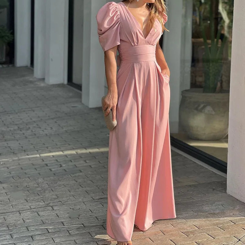 Calandra jumpsuit: elegante en veelzijdige jumpsuit met een flatterend lang silhouet, perfect voor formele en semi-formele gelegenheden zoals gala's en bruiloften. Gemaakt van hoogwaardige polyester stof voor comfort en duurzaamheid. Verkrijgbaar in Perzik, Zwart, Geel, Turkoois en Rode Roos, in maten XS t/m 3XL. Combineer tijdloze stijl en zelfverzekerde elegantie met de Calandra jumpsuit. Bestel nu en straal op elke speciale gelegenheid!