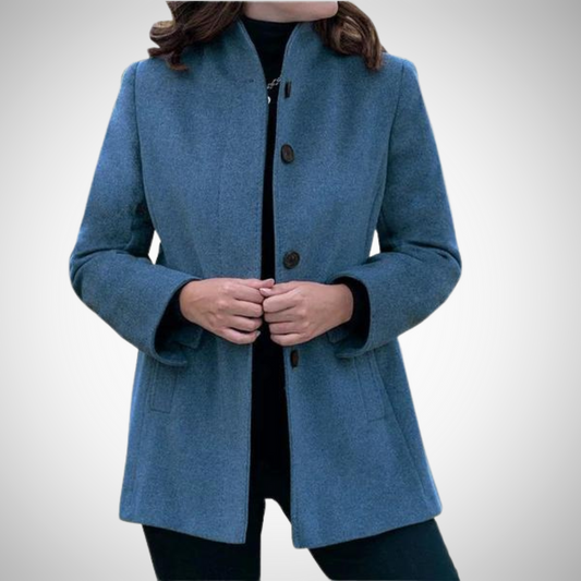 Carissa Winterjas - Elegante wollen jas met staande kraag, praktische zakken en knoopsluiting, perfect voor koude dagen. Biedt stijlvolle warmte met duurzame polyester en is verkrijgbaar in blauw, khaki, lichtblauw, bruin, wit en zwart. Verkrijgbaar in maten XS-2XL. Combineer klassieke elegantie met winterse functionaliteit. Bestel nu de Carissa jas en blijf warm in stijl!