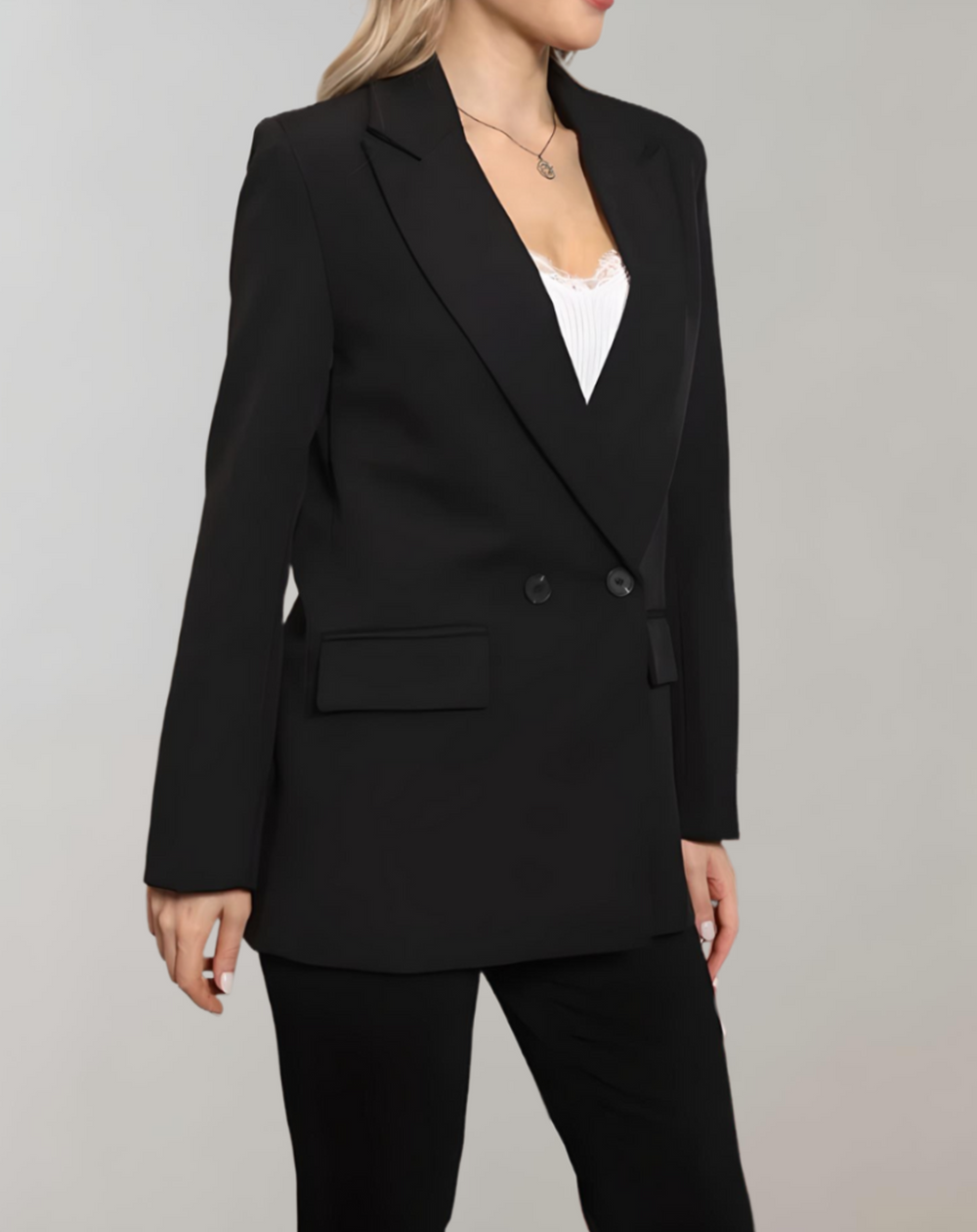 Irina Double-Breasted Blazer - Tijdloze blazer met verfijnde tailoring, gemaakt van ademende katoen-polyester mix. Functionele zakken en een getailleerd silhouet bieden comfort en elegantie. Beschikbaar in diverse kleuren, maten S-L. Perfect voor werk, brunches en avondjes uit. Voeg veelzijdigheid en klasse toe aan je garderobe met de Irina blazer. Bestel nu en ervaar stijlvolle veelzijdigheid!