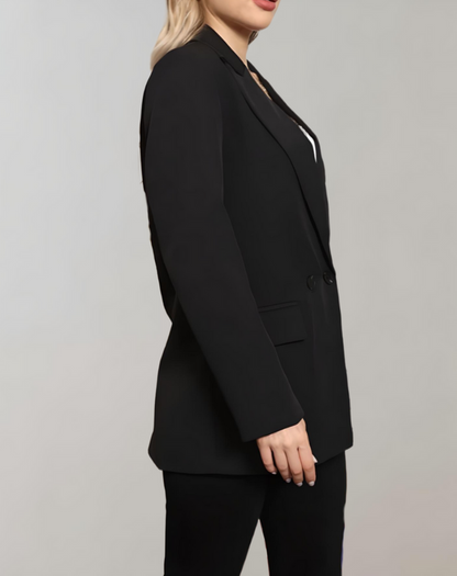 Irina Double-Breasted Blazer - Tijdloze blazer met verfijnde tailoring, gemaakt van ademende katoen-polyester mix. Functionele zakken en een getailleerd silhouet bieden comfort en elegantie. Beschikbaar in diverse kleuren, maten S-L. Perfect voor werk, brunches en avondjes uit. Voeg veelzijdigheid en klasse toe aan je garderobe met de Irina blazer. Bestel nu en ervaar stijlvolle veelzijdigheid!