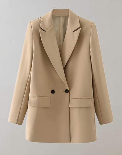 Irina Double-Breasted Blazer - Tijdloze blazer met verfijnde tailoring, gemaakt van ademende katoen-polyester mix. Functionele zakken en een getailleerd silhouet bieden comfort en elegantie. Beschikbaar in diverse kleuren, maten S-L. Perfect voor werk, brunches en avondjes uit. Voeg veelzijdigheid en klasse toe aan je garderobe met de Irina blazer. Bestel nu en ervaar stijlvolle veelzijdigheid!