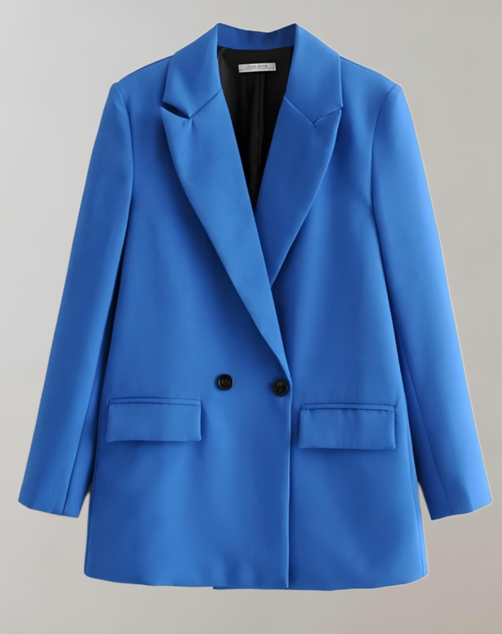 Irina Double-Breasted Blazer - Tijdloze blazer met verfijnde tailoring, gemaakt van ademende katoen-polyester mix. Functionele zakken en een getailleerd silhouet bieden comfort en elegantie. Beschikbaar in diverse kleuren, maten S-L. Perfect voor werk, brunches en avondjes uit. Voeg veelzijdigheid en klasse toe aan je garderobe met de Irina blazer. Bestel nu en ervaar stijlvolle veelzijdigheid!