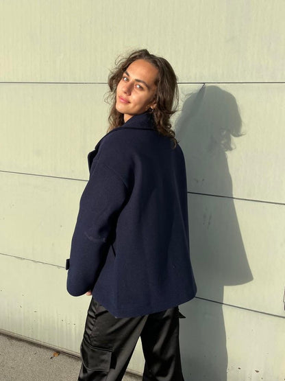 Aranka Jacket voor dames combineert stijl en comfort met een korte, losse pasvorm en brede revers. Voorzien van twee grote zijzakken en een dubbele knoopsluiting voor een verfijnde look. Ideaal voor zowel casual als formele gelegenheden. Gemaakt van duurzaam 100% polyester voor langdurig draagcomfort. De chique mouwdetails en veelzijdige uitstraling maken het de perfecte toevoeging aan elke garderobe. Draag de Yvonne Jacket moeiteloos bij elke outfit.