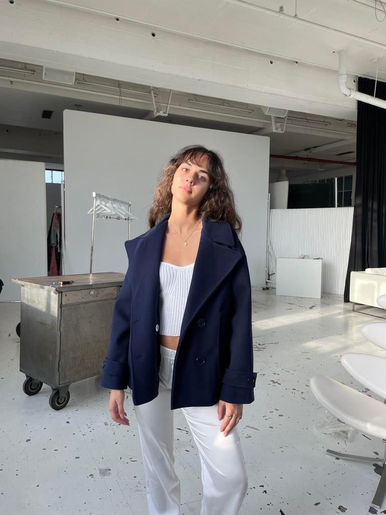 Aranka Jacket voor dames combineert stijl en comfort met een korte, losse pasvorm en brede revers. Voorzien van twee grote zijzakken en een dubbele knoopsluiting voor een verfijnde look. Ideaal voor zowel casual als formele gelegenheden. Gemaakt van duurzaam 100% polyester voor langdurig draagcomfort. De chique mouwdetails en veelzijdige uitstraling maken het de perfecte toevoeging aan elke garderobe. Draag de Yvonne Jacket moeiteloos bij elke outfit.