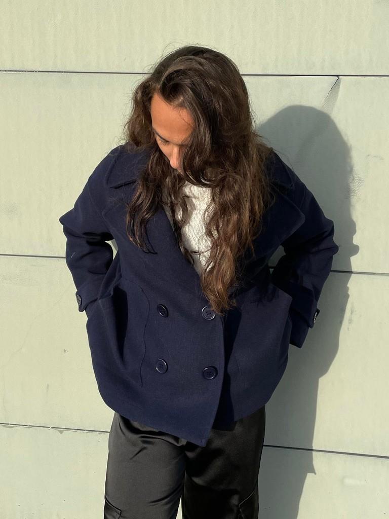 Aranka Jacket voor dames combineert stijl en comfort met een korte, losse pasvorm en brede revers. Voorzien van twee grote zijzakken en een dubbele knoopsluiting voor een verfijnde look. Ideaal voor zowel casual als formele gelegenheden. Gemaakt van duurzaam 100% polyester voor langdurig draagcomfort. De chique mouwdetails en veelzijdige uitstraling maken het de perfecte toevoeging aan elke garderobe. Draag de Yvonne Jacket moeiteloos bij elke outfit.