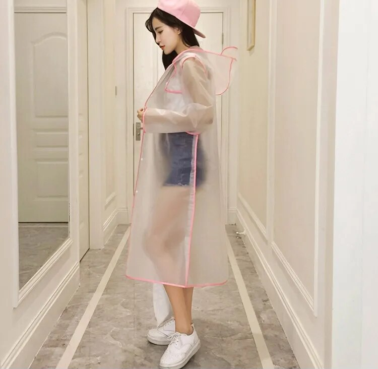 Blijf stijlvol droog met de Marya transparante regenjas voor dames. Deze modieuze regenjas combineert functionaliteit met trendy design, dankzij het transparante materiaal dat je outfit zichtbaar houdt. Voorzien van een capuchon en knoopsluiting biedt de Marya optimale bescherming tegen regen. Verkrijgbaar in zwart, roze en groen, en maten M tot 2XL. Gemaakt van hoogwaardig kunststof voor duurzaamheid en comfort. Upgrade je regenkleding met de Marya en trotseer elke bui met flair.