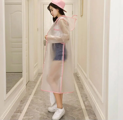 Blijf stijlvol droog met de Marya transparante regenjas voor dames. Deze modieuze regenjas combineert functionaliteit met trendy design, dankzij het transparante materiaal dat je outfit zichtbaar houdt. Voorzien van een capuchon en knoopsluiting biedt de Marya optimale bescherming tegen regen. Verkrijgbaar in zwart, roze en groen, en maten M tot 2XL. Gemaakt van hoogwaardig kunststof voor duurzaamheid en comfort. Upgrade je regenkleding met de Marya en trotseer elke bui met flair.