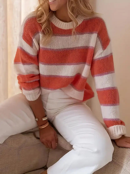 Daphne trui met gestreept ontwerp in oranje en wit – een speelse en knusse toevoeging aan je garderobe. Met een zachte breistof en een ontspannen pasvorm biedt deze trui comfort en warmte voor koelere dagen. Perfect voor casual weekends, koffiedates of als kleurrijke twist in je dagelijkse look. Combineer moeiteloos met jeans of leggings. Verkrijgbaar in oranje, maten S-XL. Voeg levendige charme en knus comfort toe aan je outfits met de Daphne. Bestel nu!