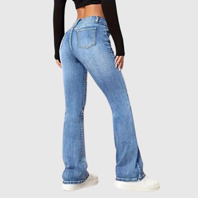 Didi high-waisted flared jeans – de perfecte mix van retro flair en modern comfort. Met een flatterende hoge taille, wijde pijpen en een lichte wassing voor een stijlvolle look. Gemaakt van duurzaam polyester voor een comfortabele pasvorm. Verkrijgbaar in zwart, donkerblauw en lichtblauw, in maten S-2XL. Ideaal voor casual en trendy outfits. Bestel nu en geef je garderobe een tijdloze upgrade!