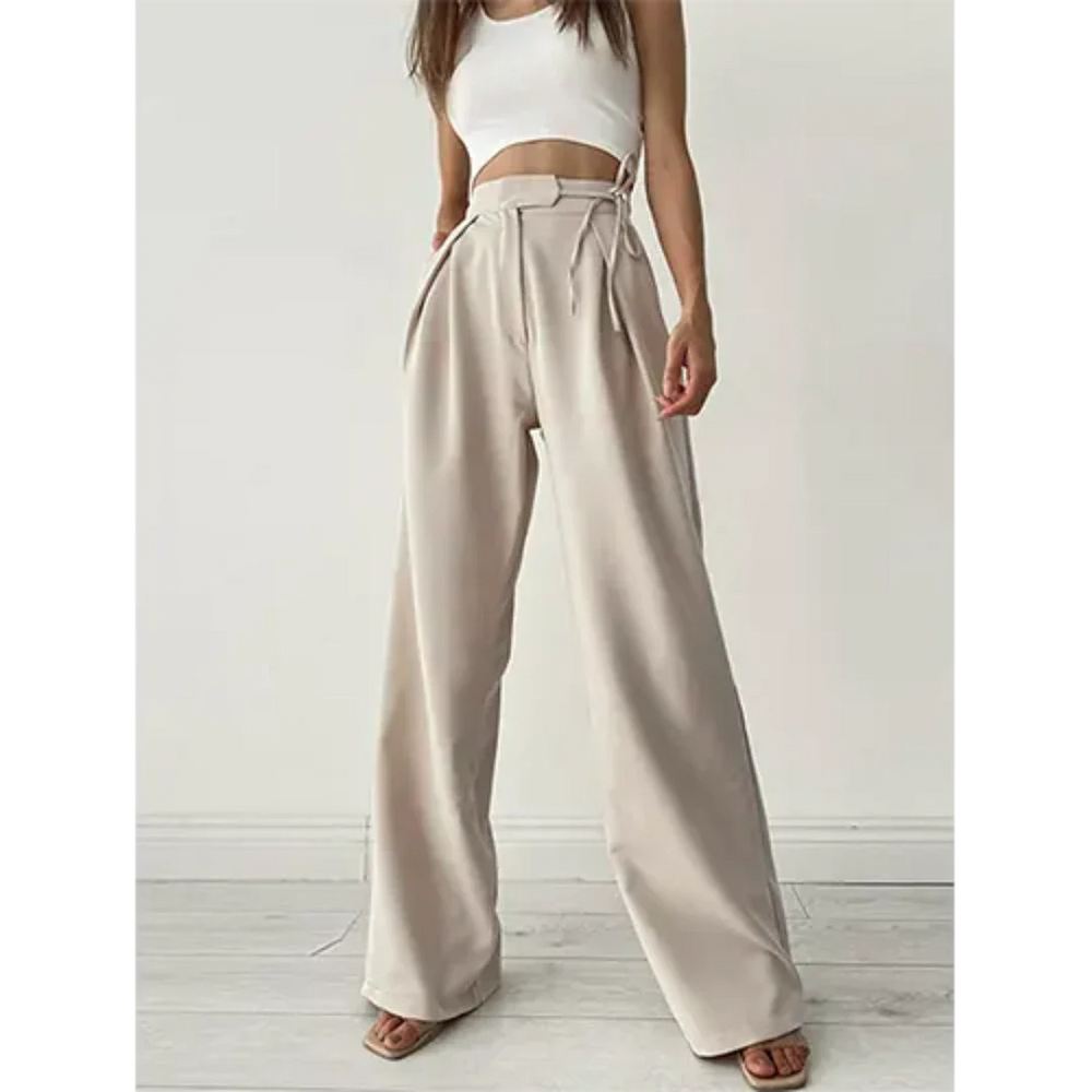 Djoeke high-waist broek – een stijlvolle en comfortabele broek met wijde pijpen en een flatterende pasvorm. Perfect voor zowel zakelijke als casual outfits. Lichtgewicht en ademend materiaal voor ultiem draagcomfort. Gemakkelijk te combineren voor een moeiteloos chique look. Verkrijgbaar in abrikoos en zwart, in maten S-3XL. Bestel nu en ervaar de perfecte mix van elegantie en veelzijdigheid!