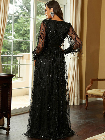 vrouw in galajurk met hoge split en zwarte pailletten