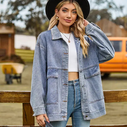 Fatma Denim Jacket: een stijlvol en comfortabel denim jack met een relaxte pasvorm en single-breasted sluiting, perfect voor casual uitjes en dagelijkse looks. Gemaakt van duurzaam polyester met functionele zakken voor extra gemak. Verkrijgbaar in zwart, blauw, roze en khaki, maten XS-2XL. Een tijdloos item dat moeiteloos te combineren is met elke outfit. Upgrade je garderobe met de Fatma jacket en geniet van een trendy, veelzijdige stijl!