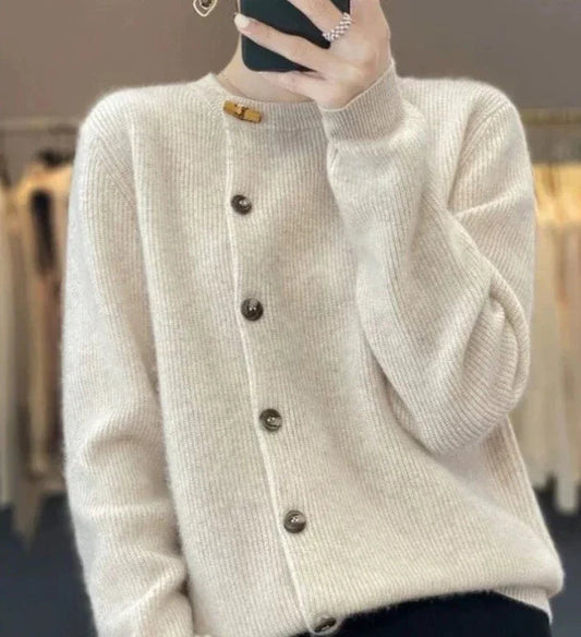 Genovq cardigan met klassiek button-down ontwerp – een elegante en veelzijdige must-have. Met een ontspannen pasvorm en beschikbaar in crème, zwart en grijs biedt deze cardigan comfort en verfijning voor casual dagen, werksettings of gezellige avonden. Perfect voor laagjes zonder bulk toe te voegen. Combineer eenvoudig met jeans, rokken of jurken. Verkrijgbaar in one size. Voeg tijdloze stijl en warmte toe aan je garderobe met de Genovq. Bestel nu!