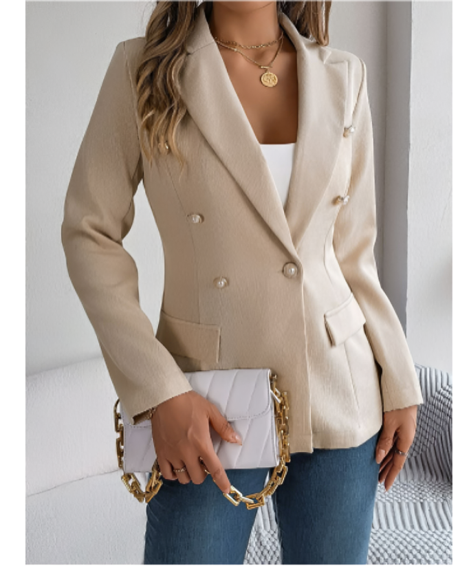 vrouw in elegante getailleerde blazer voor slanke look met dubbele knoopsluiting en reverskraag