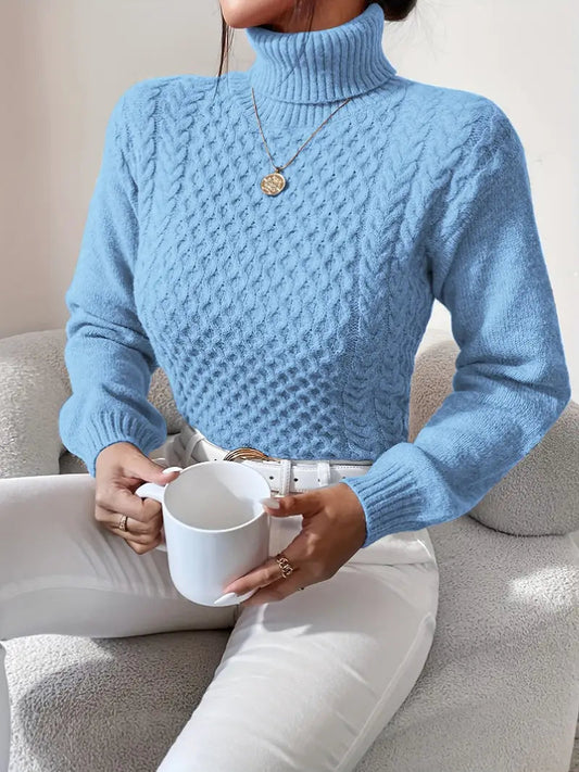 Geef je wintergarderobe een upgrade met de Greetje kabelgebreide trui in hemelsblauw. Deze stijlvolle trui met chique colkraag biedt ultieme warmte en comfort, perfect voor weekenduitjes, casual werkdagen en knusse avonden thuis. Het elegante kabelpatroon en de ontspannen pasvorm combineren moeiteloos met jeans, rokken of leggings. Bestel nu en ervaar tijdloze charme en ongeëvenaard comfort!