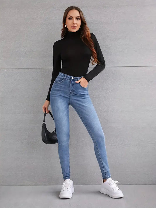 Heloise is een chique en minimalistische trui met een aansluitend design en klassieke col. Perfect voor casual uitjes, werk of als laagje onder jassen. Het strakke ontwerp accentueert je figuur, terwijl de col warmte biedt voor koelere dagen. Verkrijgbaar in zwart, het is een veelzijdig stuk dat moeiteloos te combineren is met jeans, rokken of blazers. De Heloise biedt de ideale balans van stijl, comfort en tijdloze elegantie voor elke gelegenheid.