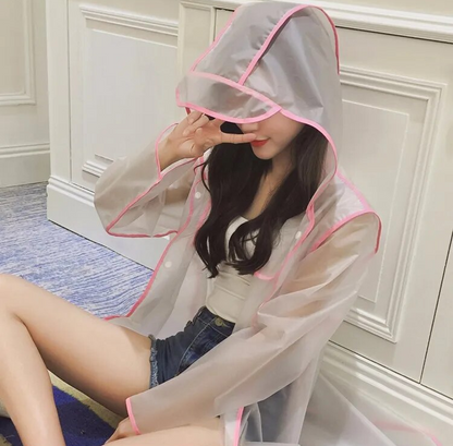 Blijf stijlvol droog met de Marya transparante regenjas voor dames. Deze modieuze regenjas combineert functionaliteit met trendy design, dankzij het transparante materiaal dat je outfit zichtbaar houdt. Voorzien van een capuchon en knoopsluiting biedt de Marya optimale bescherming tegen regen. Verkrijgbaar in zwart, roze en groen, en maten M tot 2XL. Gemaakt van hoogwaardig kunststof voor duurzaamheid en comfort. Upgrade je regenkleding met de Marya en trotseer elke bui met flair.