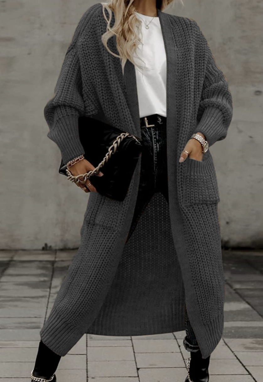 Vivienne | Voeg moeiteloze stijl en warmte toe aan je garderobe met de Vivienne. Deze oversized jas heeft een tijdloos silhouet, grote functionele zakken en is gemaakt van zachte, knusse stof. Verkrijgbaar in marineblauw, donkergrijs, kameel, lichtgrijs en zwart, en maten S-4XL. Perfect voor frisse dagen en stijlvolle casual looks. Combineer comfort en veelzijdigheid met de Vivienne. Bestel nu en geniet van tijdloze elegantie en ultiem draagcomfort!